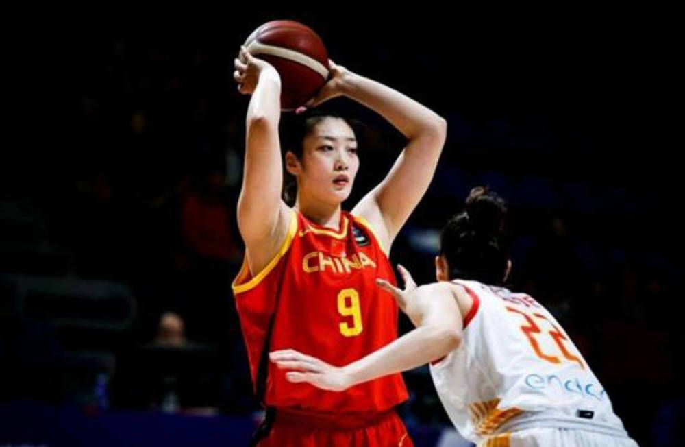 报道称，米兰寻求在冬窗补强前锋和后卫，在后防线上，卡卢卢预计将到明年2-3月才能复出，克亚尔也依然未能从肌肉问题中康复。